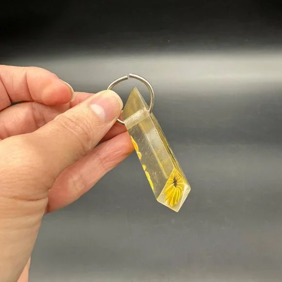 Vintage Carved Lucite Pendant Key Ring Yellow Daisy Flower Power 1970s Retro - Picture 9 of 11